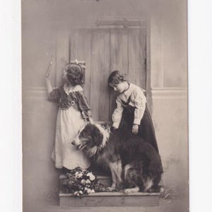 Kinder mit Collie an Haustür, antike deutsche Postkarte, 1915 versendet