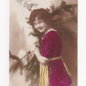 Mädchen mit Tannenzweigen, antike deutsche Postkarte, 1919 versendet
