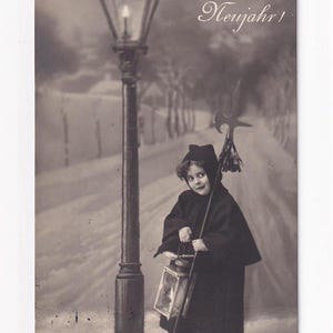 Junge als Nachtwächter bei Laterne im Schnee, antike deutsche Postkarte, 1917 versendet