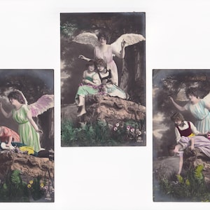Antikes Postkartenset: Schutzengel bei Mädchen auf Felsen