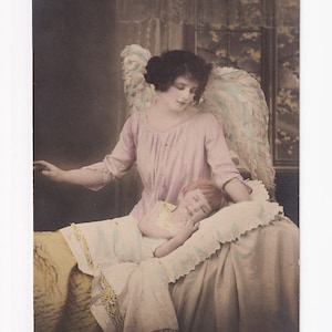 Schutzengel bei schlafendem lächelndem Jungen, antike deutsche Postkarte,  Fotografie, 1920