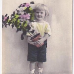 Gratulierender Junge mit Blumentopf, antike deutsche Vintage-Postkarte, 1918 versendet