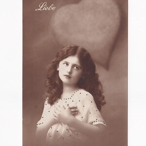 Mädchen mit Herzsymbol, antike deutsche Postkarte, 1921 (?) versendet