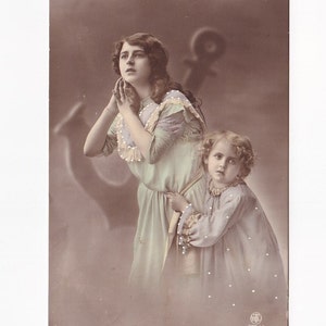 Mujer y niño con ancla, postal antigua coloreada, 1917