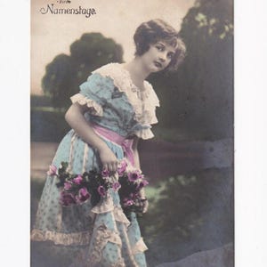 Mädchen mit Rüschenkleid und Blumen, antike deutsche Postkarte, 1919 versendet