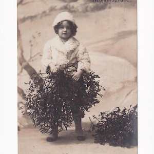 Mädchen mit Pelzmütze/-mantel und Misteln im Schnee, antike deutsche Postkarte, 1919 versendet