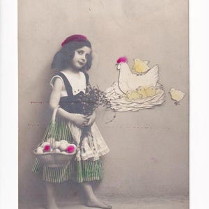 Ragazza con cesto di uova e gallina, antica cartolina tedesca, spedita nel 1919