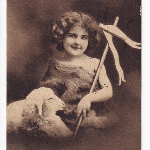 Junge mit Lamm und Stab: Johannes der Täufer als Kind, antike deutsche Postkarte, 1914