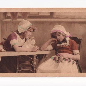 Filles hollandaises (Grete et Reinwald) avec un chat, carte postale ancienne, envoyée en 1923