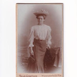 Femme avec chapeau de paille, costume et sac à main, photo de visite allemande (Gebrüder Jacob, Paul Oppenheim, Berlin)