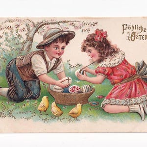 Bambini che dipingono le uova di Pasqua con i pulcini, antica cartolina tedesca