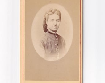 Retrato pequeño: Mujer con peinado trenzado y broche en un cuello alto (Eugène Guigoni, Niza, Francia).