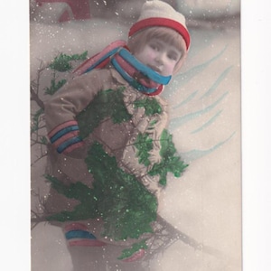 Junge im Schnee mit Tannenzweig, antike deutsche Postkarte