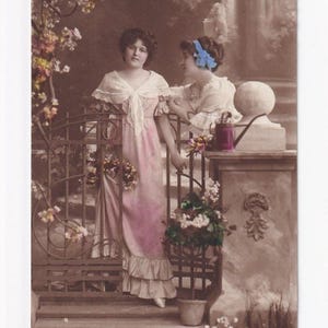 Dos mujeres (una de ellas Wally) en la puerta del parque, postal alemana antigua
