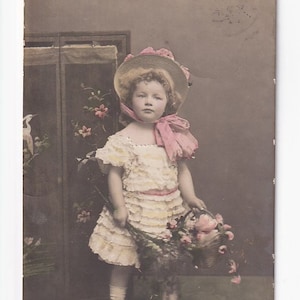Mädchen mit Hut und Rüschenkleid vor Paravent, antike deutsche Postkarte,  Fotografie, 1911