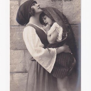 Mãe e filha sem-teto (Ally Kolberg e Susanne Lafrenz) com lenços na cabeça, cartão postal alemão antigo, sem uso