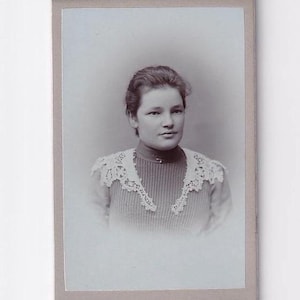 Frau mit Spitzenkragen, Schweizer Visitfoto (Jakob Deppeler, Bern/Solothurn)