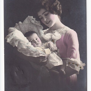 Mutter mit Baby auf Spitzenkissen, antike deutsche Postkarte mit goldenen Details, 1918