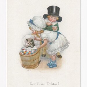 SBP: Kinder verarzten Katze im Bettchen, antike österreichische Postkarte, unbenutzt