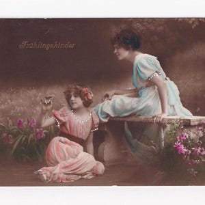 Mädchen (Grete Reinwald & Wally) mit Schmetterling auf Wiese im Frühling, antike deutsche Postkarte, 1916 versendet