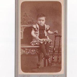 Kurzhaariges Kleinkind im Rüschenkleid mit Wollstrümpfen, Schweizer Visitfoto (Rudolf Ringgenberg, Zofingen)