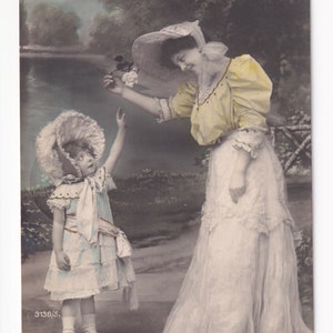 Mutter und Tochter mit Hüten am See, antike Postkarte, 1907 versendet (Nr. 5)