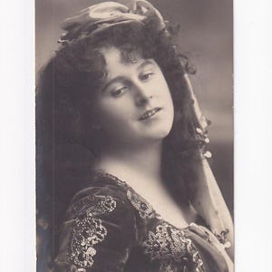 Reta Walter, piosenkarka grająca Mignon z długimi włosami, stara niemiecka pocztówka, wysłana w 1905 r.