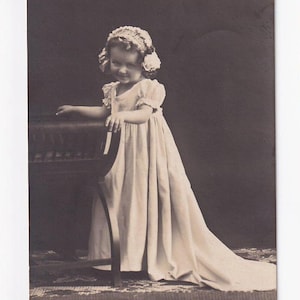 Mädchen im Kleid mit Schleppe und Haube, antike deutsche Postkarte, 1907 versendet