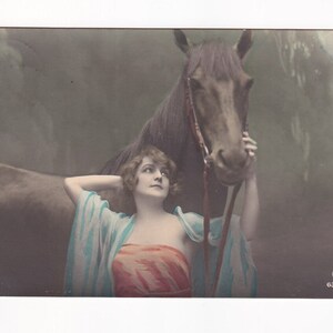 Kobieta z koniem, zabytkowa pocztówka niemiecka, ok. 1920 rok