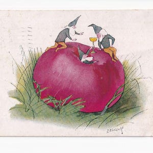 Ernst Kreidolf: Zwerge schöpfen Saft aus Apfel, antike Schweizer Postkarte, 1921 versendet