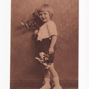Junge als Gratulant mit Blumen, antike deutsche Postkarte, 1920 versendet