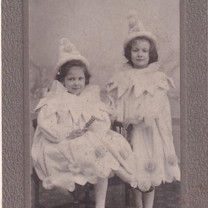 Zwei Kinder als Clowns, überlanges Schweizer Kabinettfoto (Jakob Bär, Frauenfeld)