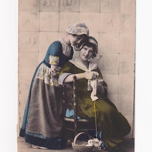 Mutter zeigt Tochter (Susanne Lafrenz & Wally) das Stricken, antike Postkarte, 1923 versendet