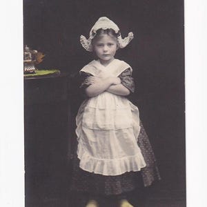 Als Holländerin mit Haube und Holzschuhen gekleidetes Mädchen, antike deutsche Postkarte, 1906 versendet