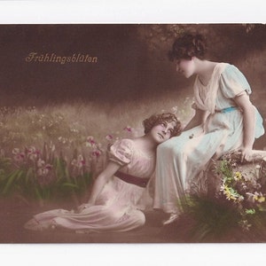 Mädchen (Grete Reinwald & Wally) auf Wiese im Frühling, antike deutsche Postkarte, 1915 versendet