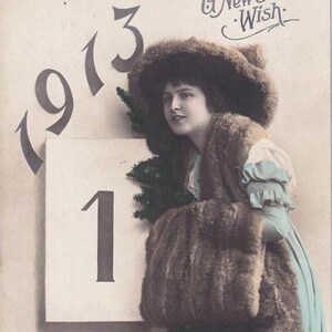 Mujer (Wally) con traje de piel, postal antigua germano-inglesa, 1912