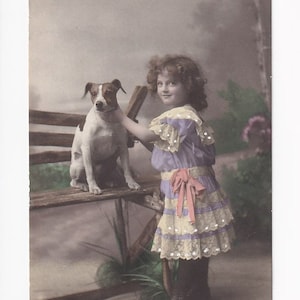 Mädchen in Spitzenkleid mit Terrier, antike deutsche Postkarte,  Fotografie, 1910