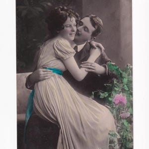 Frau (Wally) und Mann auf Bank, antike deutsche Postkarte, 1909 versendet