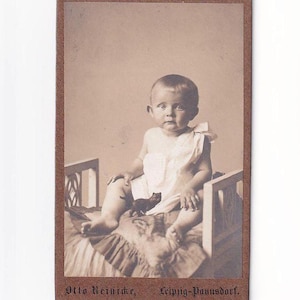 Eenjarig meisje met speelgoedkat, foto van Duits bezoek (Otto Reinicke, Leipzig)
