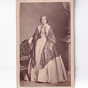 Femme avec crinoline et étole en dentelle, photo de visite allemande (F. König, Hambourg), avant 1876
