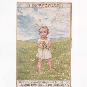 Franziska Schenkel: Bambino a piedi nudi su un prato fiorito, antica cartolina tedesca, spedita nel 1923 (?)