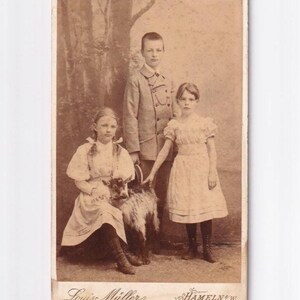 Kinder mit junger Ziege, deutsches Visitfoto (Louis Müller, Hameln)
