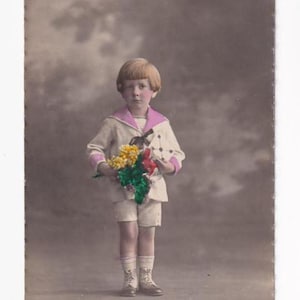 Gratulierender Junge im Matrosenanzug mit Blumenstrauss, deutsche Vintage-Postkarte, 1925 versendet