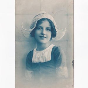 Fille hollandaise (Elsbeth Reinwald) en costume traditionnel, carte postale allemande ancienne, envoyée en 1912