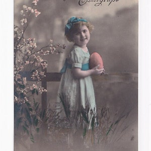 Ragazza con fascia per capelli e uovo regalo, cartolina antica tedesca, 1922