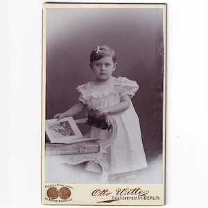 Meisje met prentenboek, Duits Visitfoto (Otto Witte, Berlijn)