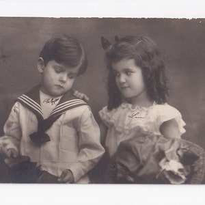 Junge ohne Geld und Mädchen mit Hut, antike deutsche Postkarte, Fotografie, 1910