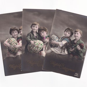 Ensemble de cartes postales anciennes : fille et garçon avec des œufs en cadeau