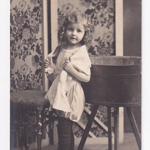 Emil Kiesel: Mädchen beim Waschen mit Schwamm und Zuber, antike deutsche Postkarte, 1912 versendet