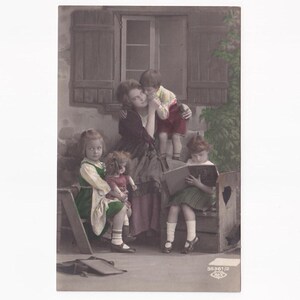 Madre con bambini, grande bambola e libri, cartolina d'epoca tedesca, spedita nel 1925